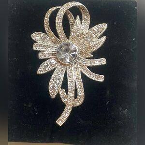 Beautiful vintage brooch I believe from the 1960s.